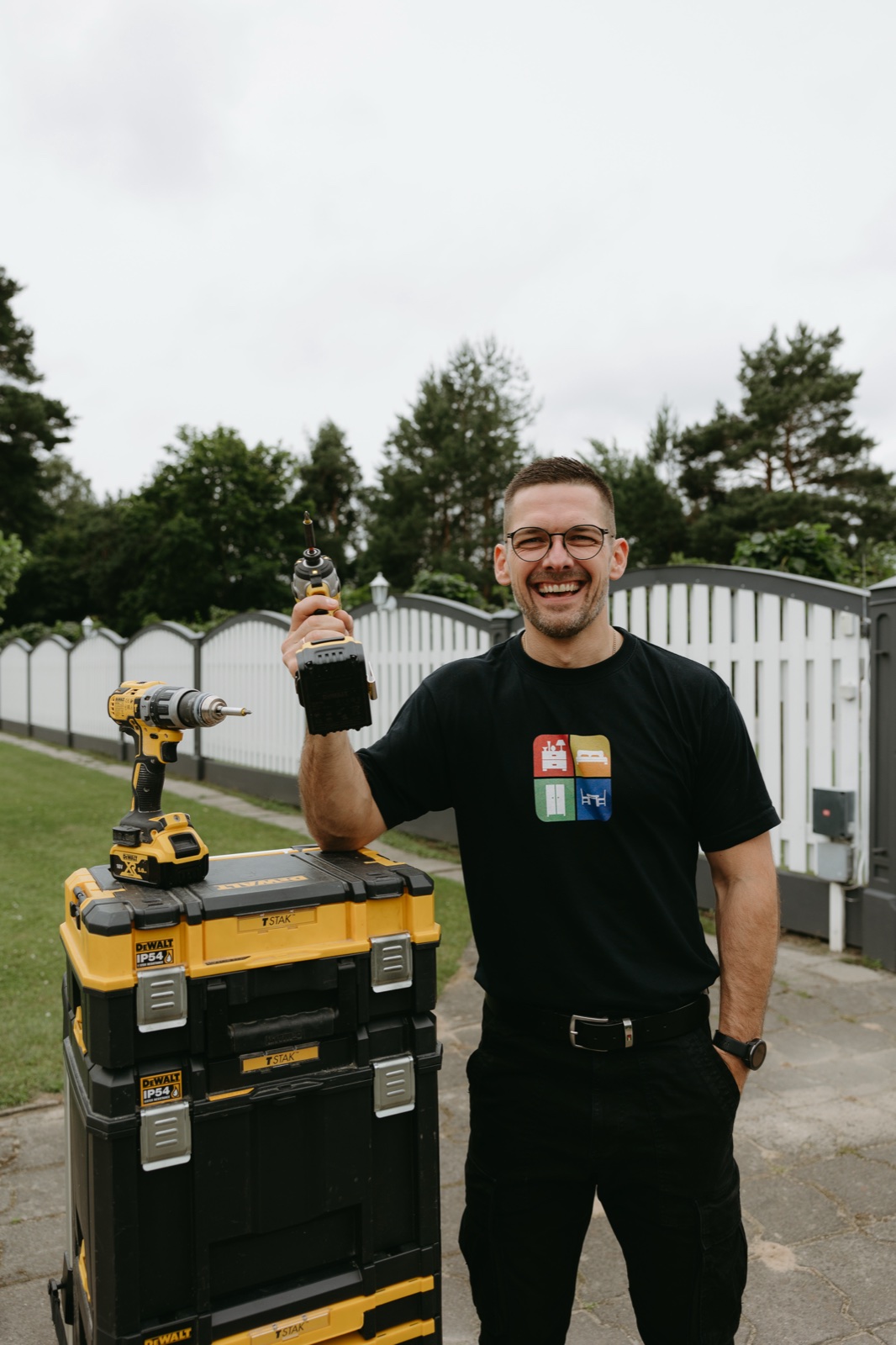 Mēbeļumontieris Elvijs Maišelis ar DeWalt instrumentiem