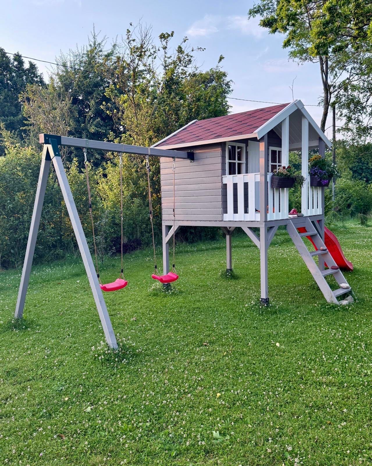 Saules Zaķītis koka rotaļu mājiņa ar šūpolēm Užavā