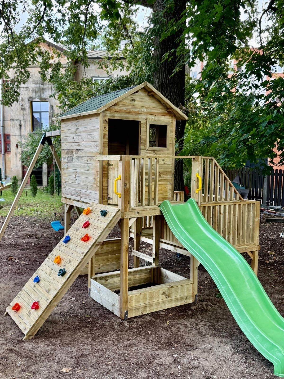 Kārīte koka rotaļu mājiņa ar šūpolēm Rīgā